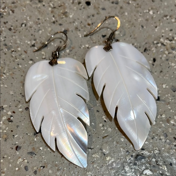 Vintage Jewelry - VINTAGE MOTHER OF PEARL SHELL FEATHER SHAPED STATEMENT EARRINGS WHITE SILVER
